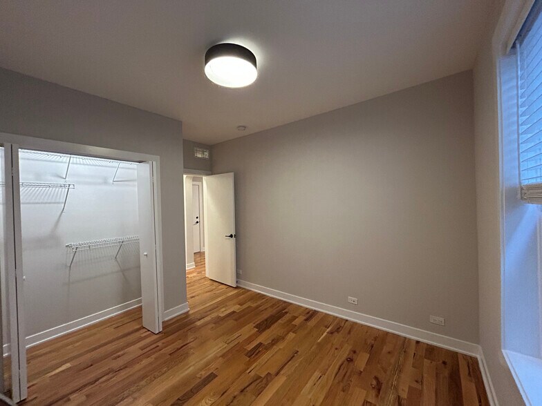 Building Photo - 648 W Wrightwood Ave