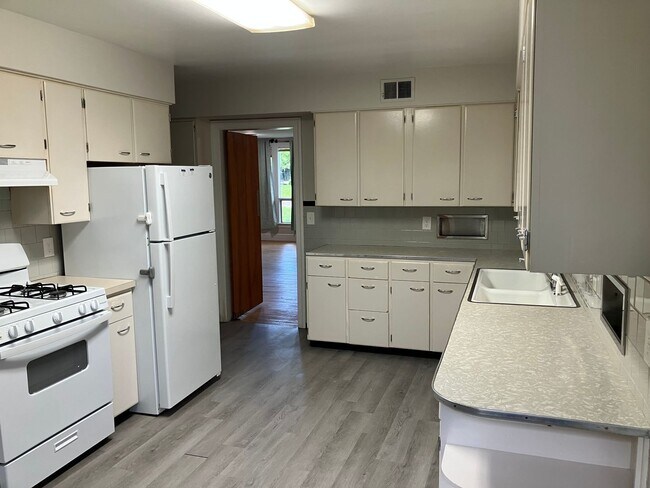 Building Photo - PENDING: 3 BR/3 BA Home with Large Yard