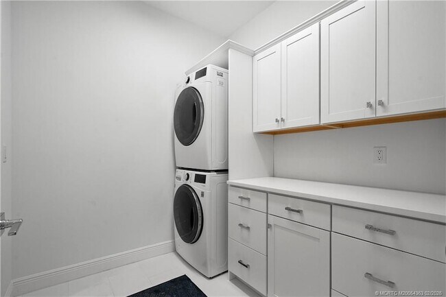 Building Photo - 521 SW Ocean Blvd