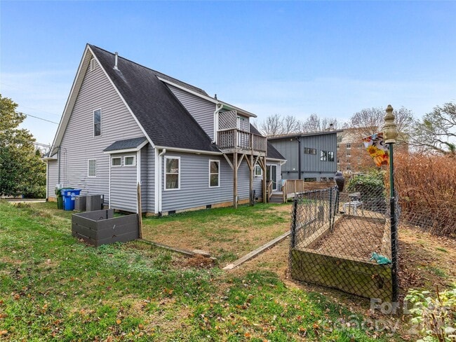 Building Photo - 14 Hildebrand St