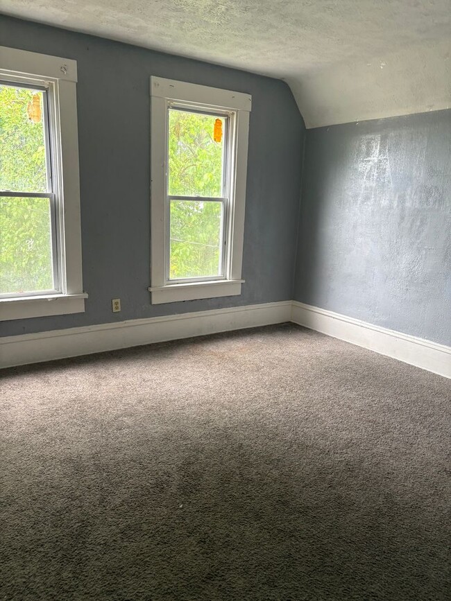 Building Photo - 3 Bedroom Single Family