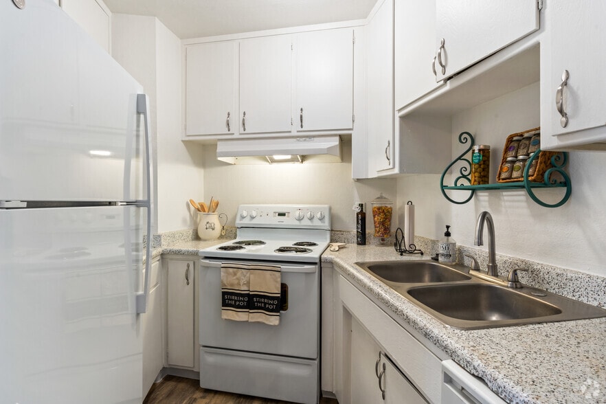 2BR, 1BA - 915SF - Kitchen - Rinconada Village