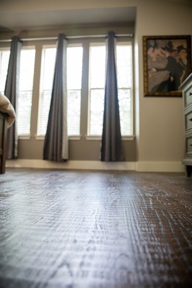 Building Photo - 1204 Lake Pointe Way