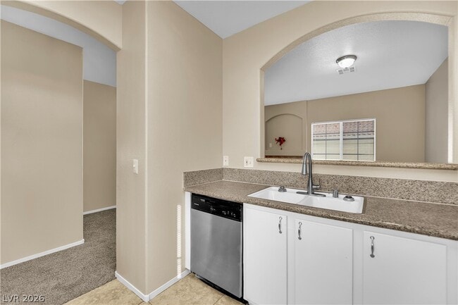 Building Photo - 1900 N Torrey Pines Dr