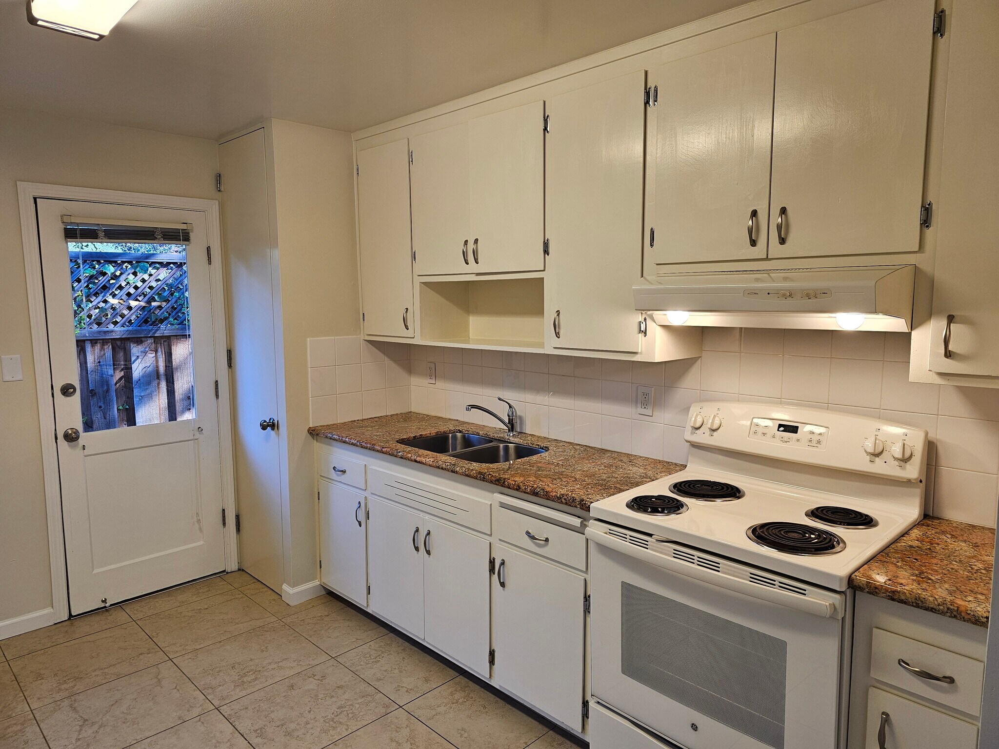 Kitchen with large pantry and granite countertops - 282 Monroe Dr