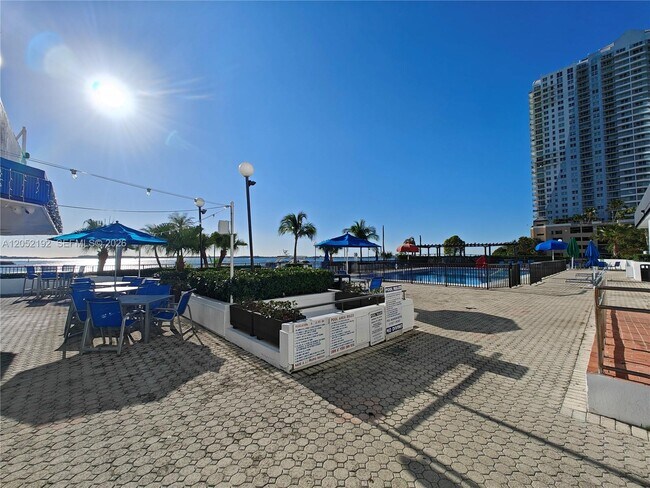 Building Photo - 825 Brickell Bay Dr