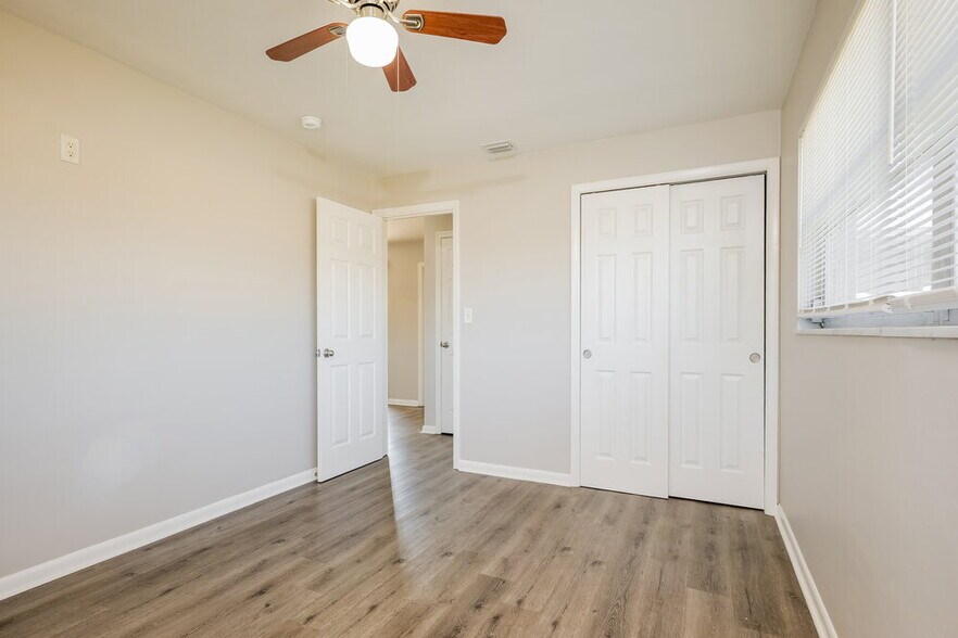 Building Photo - 502 Leeland Heights Blvd E