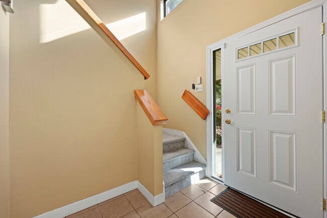 Building Photo - 27 Farmington Chase Crescent