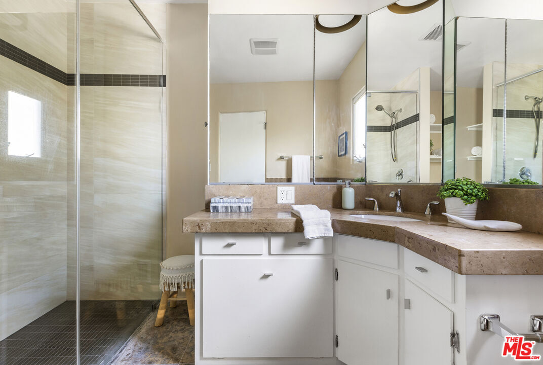 Primary bathroom - 1850 San Jacinto St