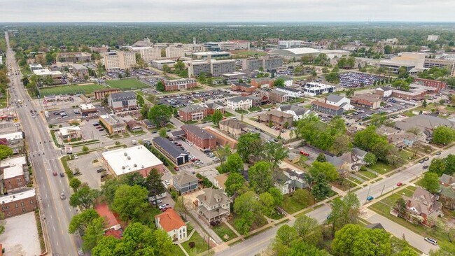 Building Photo - 1138 E Walnut St