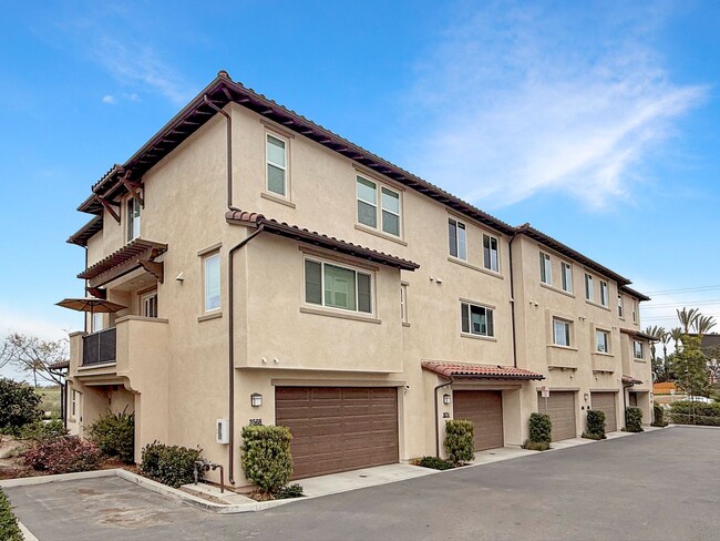 Primary Photo - Great 4B/3.5BA Townhome in Oceanside!