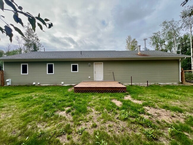 Building Photo - 3-Bedroom Home in North Pole / 2 Car Garag...