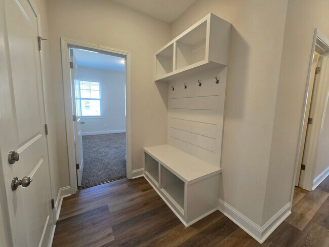 Building Photo - 4 Bedroom, 2 Bath Ranch Available for Rent Now!