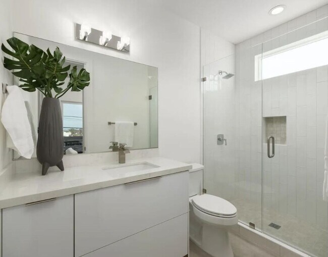 Building Photo - Modern Condo in Point Loma's Wooded Area