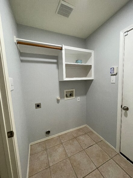 Building Photo - 3605 Villanova Dr