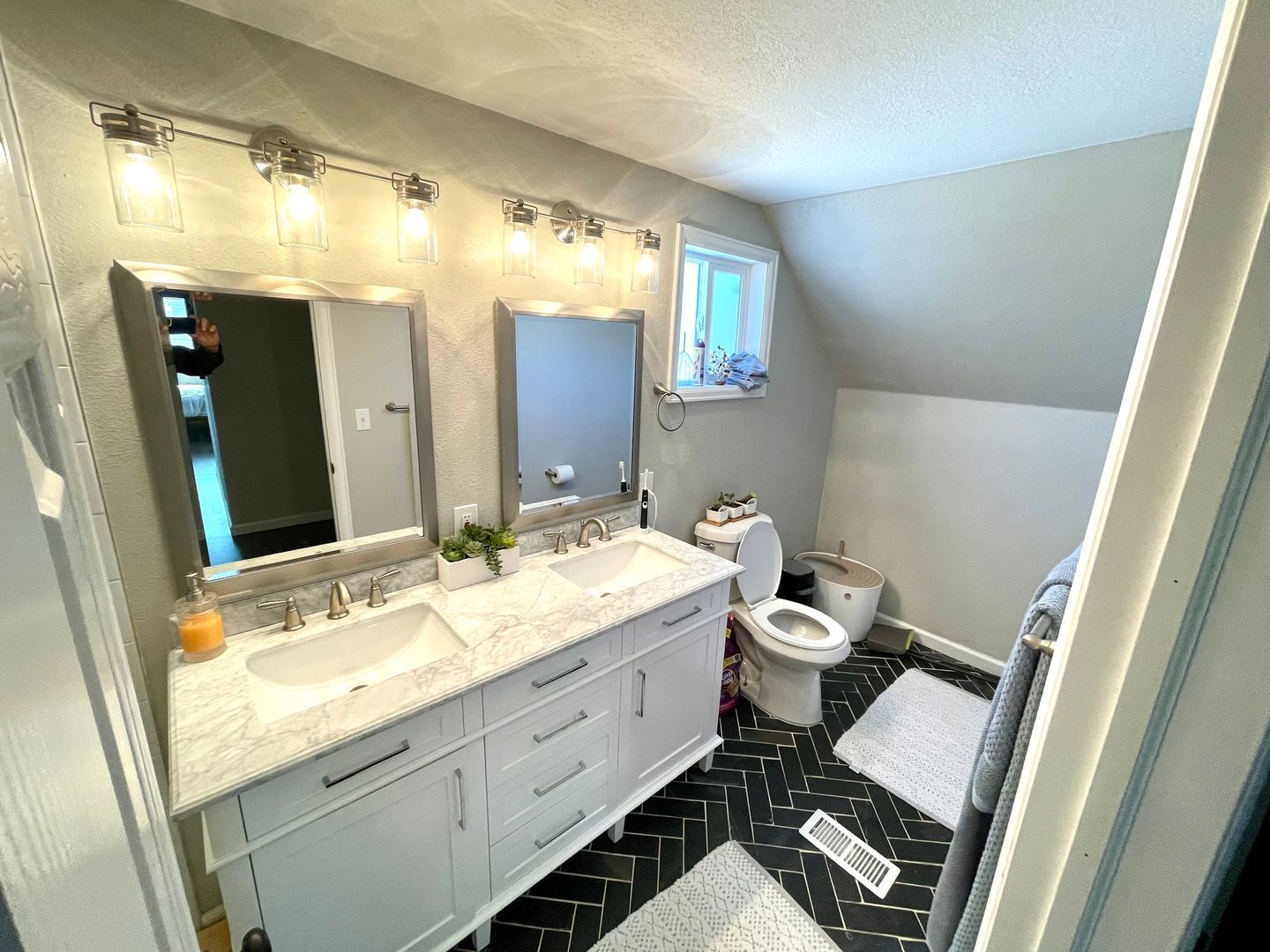 Building Photo - 4585 Martin Dr