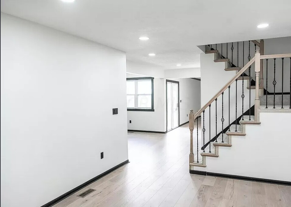 Building Photo - 1560 Waterstone Ct