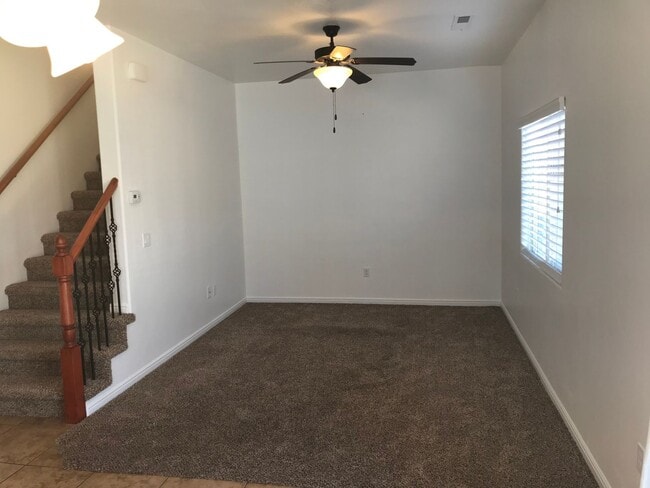 Building Photo - Beautiful 3 bed, 2.5 bath townhome, end unit! Very close to the pool!