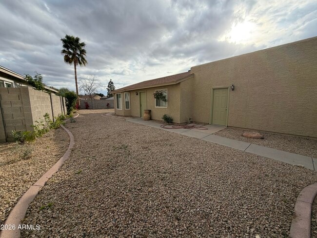 Building Photo - 909 E Escuda Dr