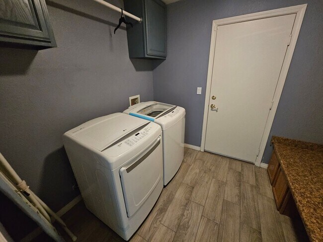 Building Photo - 4 BEDROOM POOL HOME IN GREEN VALLEY RANCH