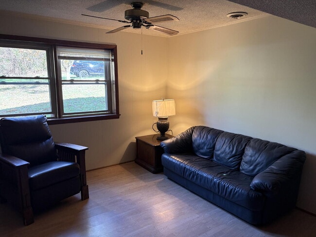 Building Photo - Great One Bedroom Furnished Apartment in H...