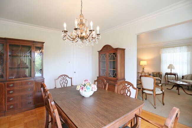 Building Photo - Two-story, 3BR/2.5BA Single family home including Lower-Level Suite with Bath & Kitchenette in Gl...