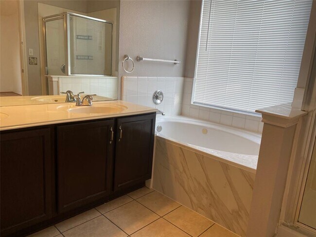 Building Photo - 15004 Antique Finish Dr