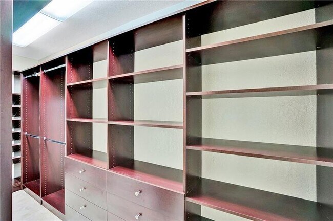 Building Photo - 5550 SW 130th Ave