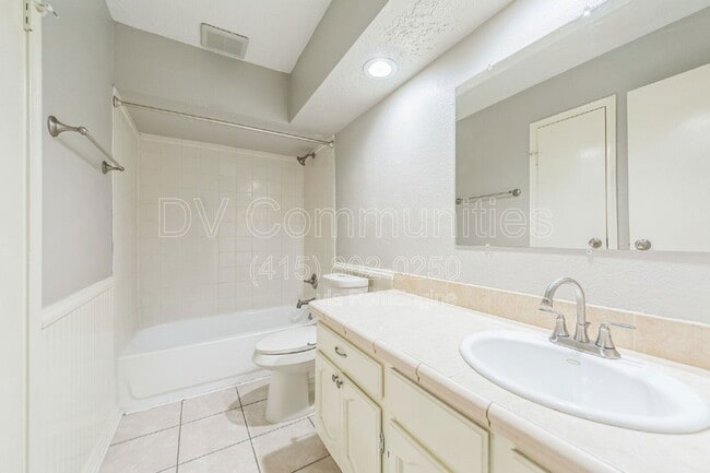 Building Photo - 809 Willow Creek Dr