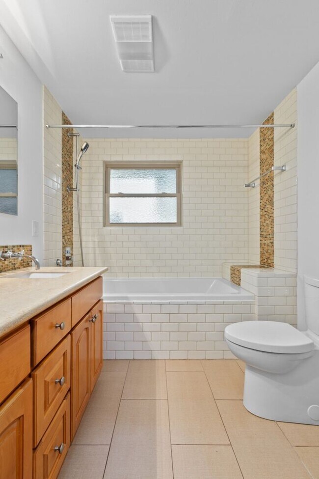 Building Photo - 4Bd/1.75Ba Seattle House