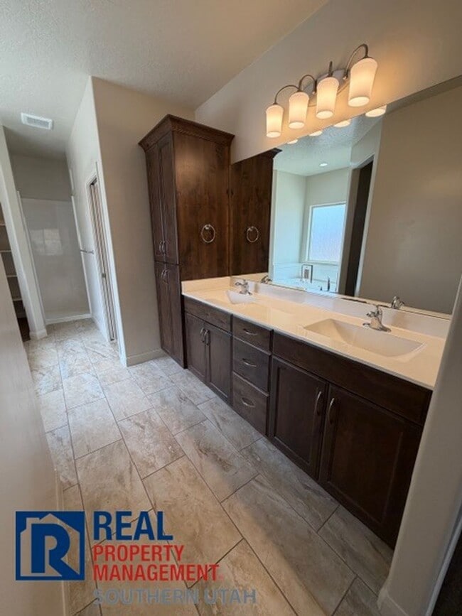 Building Photo - Home in Painted Desert