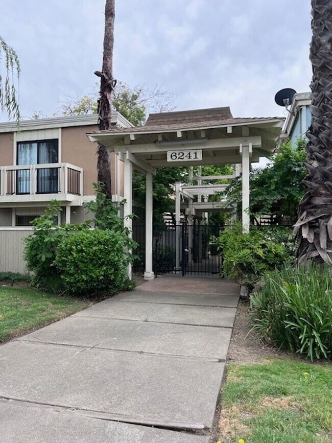 Building Photo - Lakeside living on Greenhaven, Sparkling Pool and covered parking