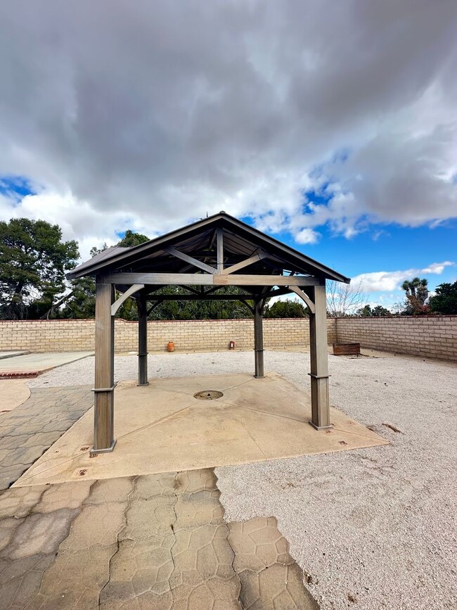 Building Photo - West Palmdale Pool Home