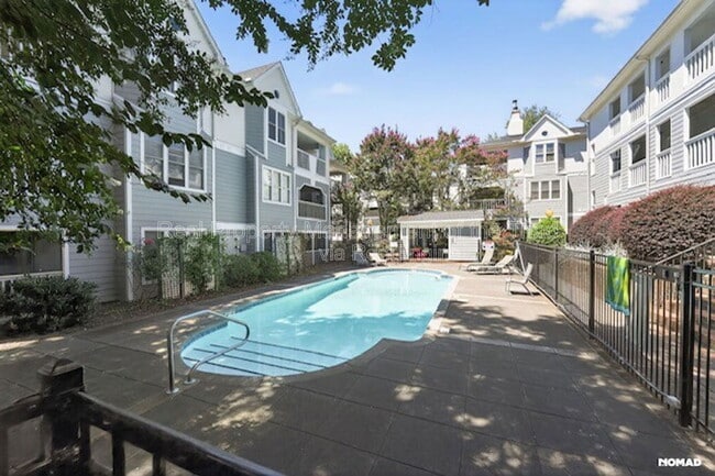 Building Photo - 201 Oakwood Ct