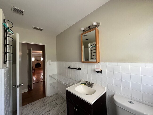 Building Photo - HOUSE AND BACK APARTMENT ON LARGE LOT!!