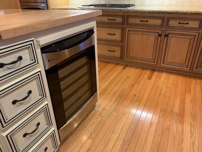 Building Photo - Beautifully Remodeled Evergreen house - hardwood, granite, A/C, stainless - Dogs welcome