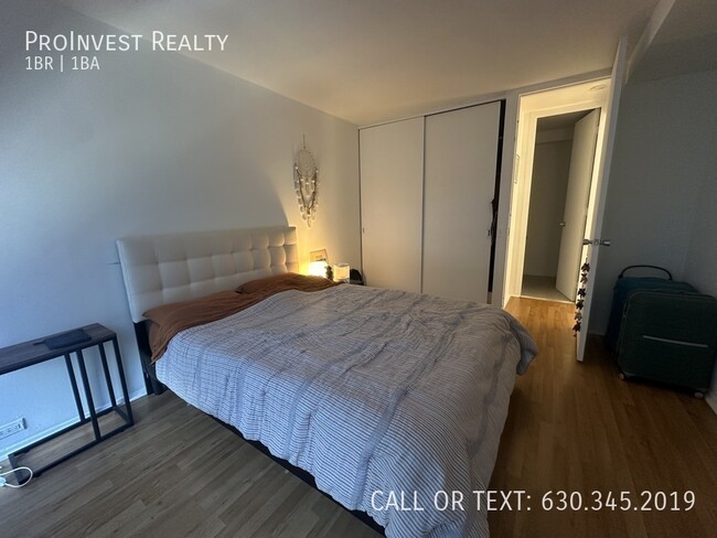 Building Photo - Available Now! Spacious 1bed/1bath in Stre...