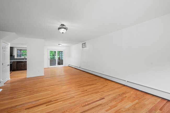 Building Photo - 4-bedroom, 2-bathroom home located in the ...