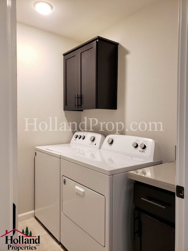 Building Photo - Spacious & Stylish 4-Bedroom Home with Mod...