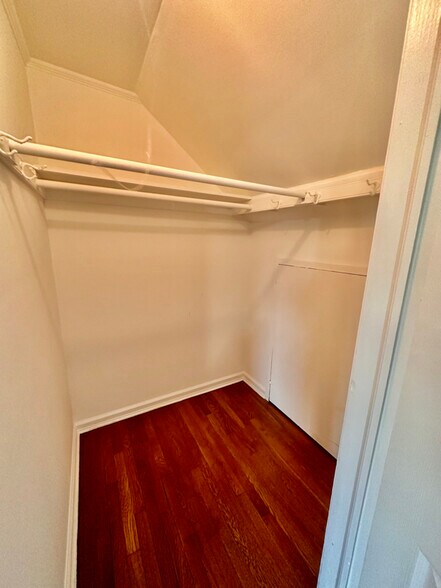 Building Photo - 18 Lanecrest Ave