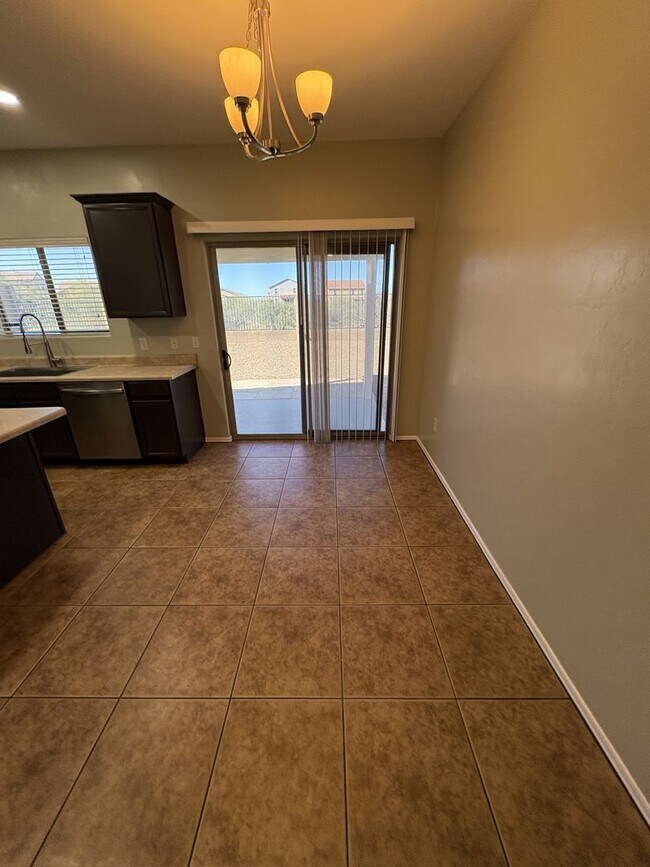 Building Photo - Move in ready Vail School District