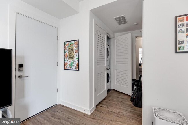 Building Photo - 304 Master St