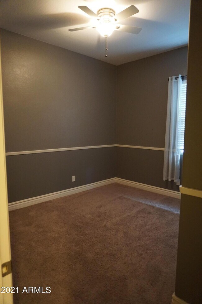 Building Photo - 4287 E Yellowstone Pl