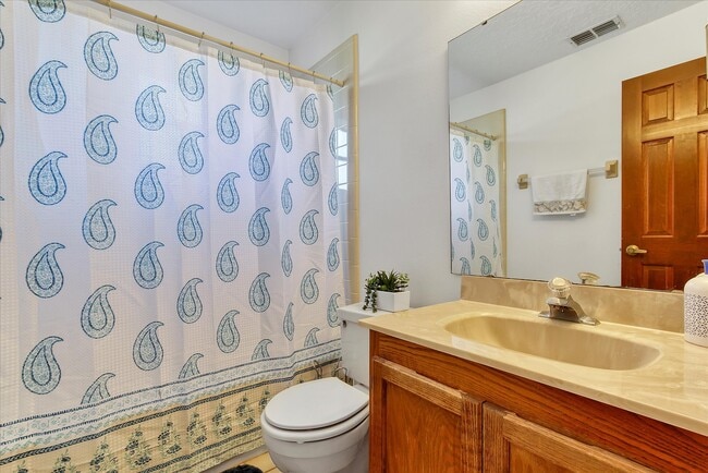 Guest Bath - 905 Mendoza Ln
