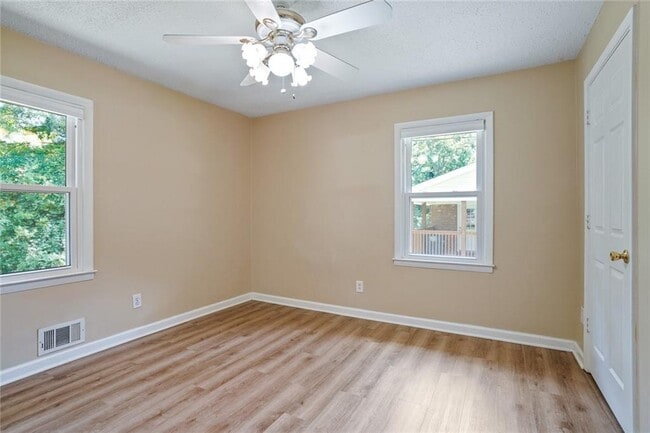 Building Photo - 2416 Lakewood Dr NW