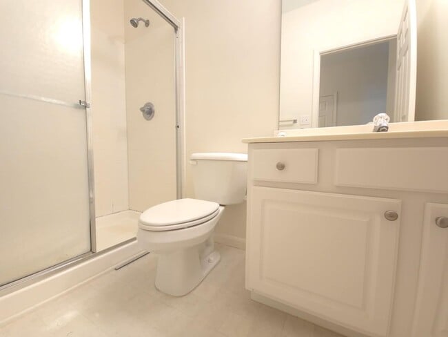 Building Photo - East End Townhouse! Now Available!