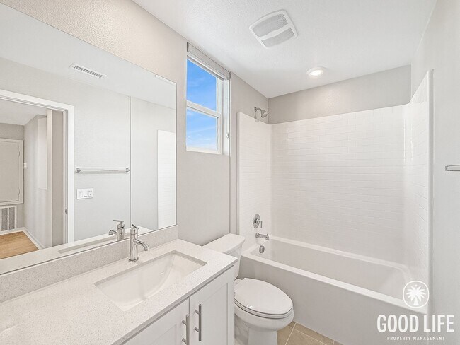 Building Photo - Stunning 2B/2BA Townhome in Mira Mesa for Rent!