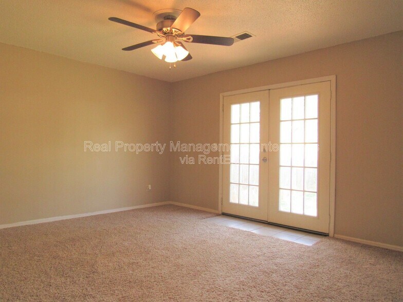 Building Photo - 637 Redstone Ave