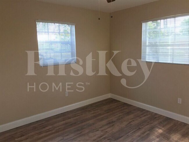 Building Photo - 221 N 65th Way