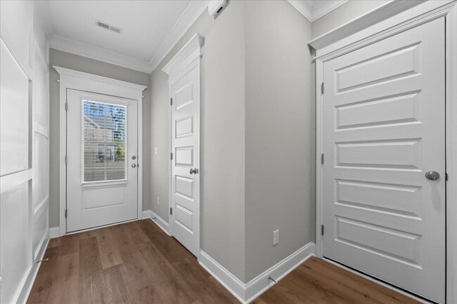 Building Photo - 1071 Linsmore Ave